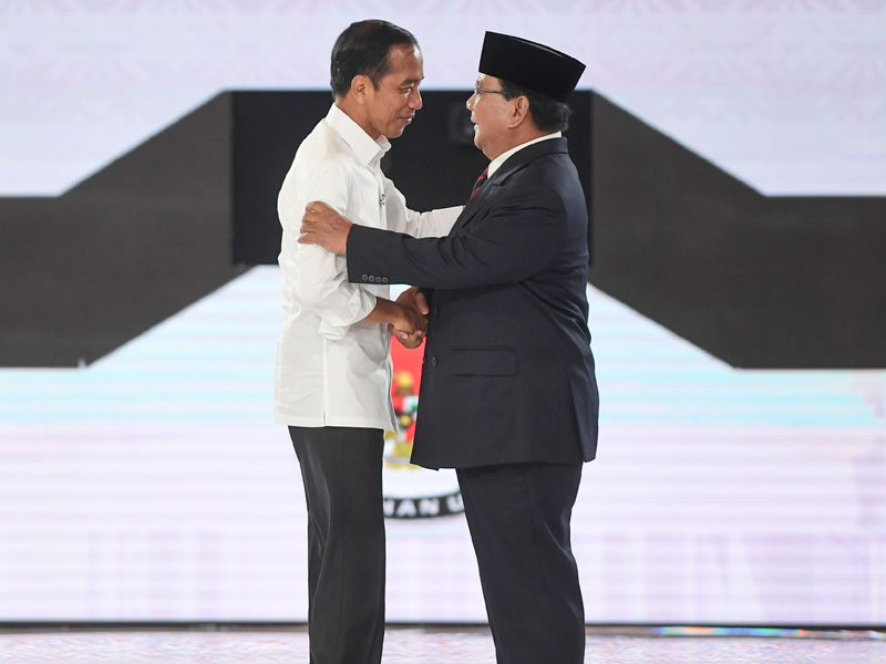 Capres nomor urut 01 Joko Widodo dan capres nomor urut 02 Prabowo Subianto berjabat tangan saat mengikuti debat capres putaran keempat 