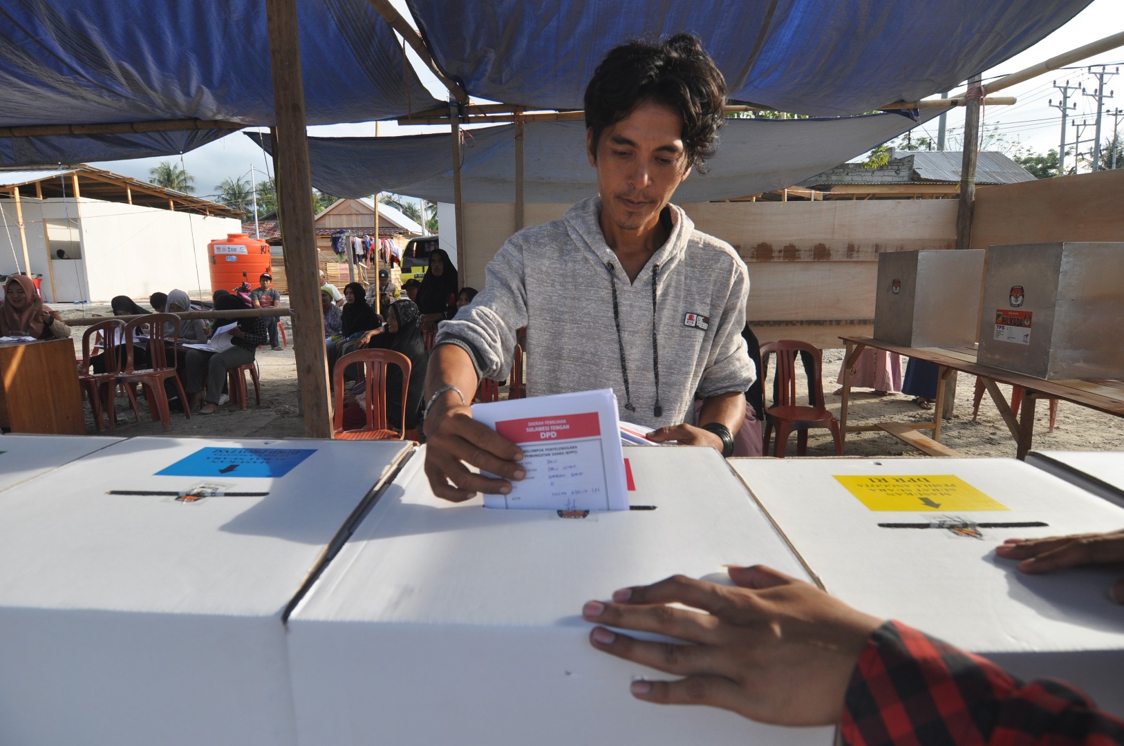 Warga memasukkan surat suara ke dalam kotak usai melakukan pencoblosan Pemilu 2019