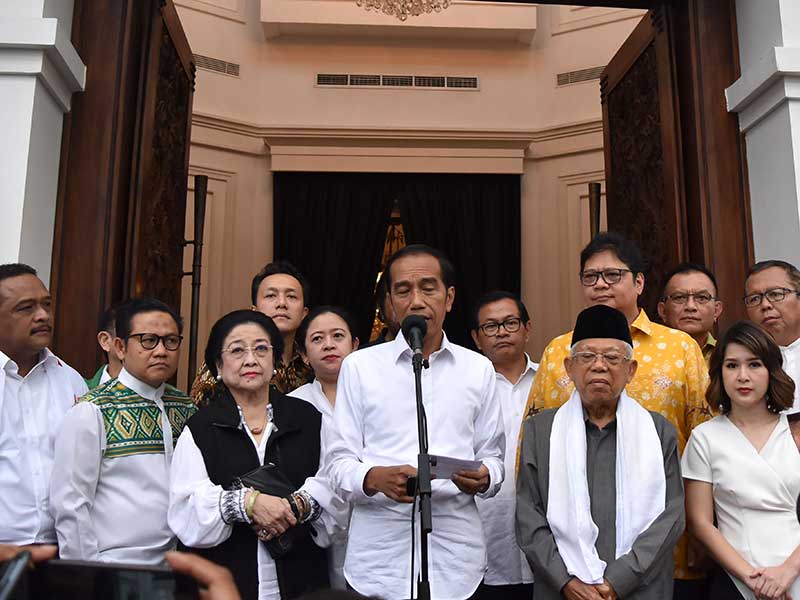  Calon presiden dan calon wakil presiden nomor urut 01 Joko Widodo (tengah) dan Ma'ruf Amin (kedua kanan) didampingi pimpinan partai 