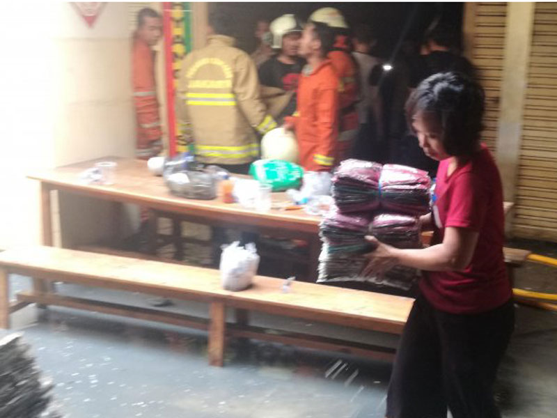 Pemilik gudang mengevakuasi barang dagangan saat kebakaran melanda Pasar Blok C Lantai 1 Los C Tanah Abang di Jakarta, Senin (22/4/2019). 