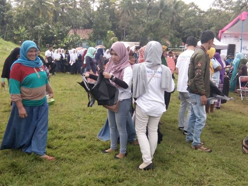Ratusan warga membersihkan kampung di sebuah lapangan terbuka berada di Dusun Sirnarasa, Desa Beber, Kecamatan Cimaragas, Kabupaten Ciamis.