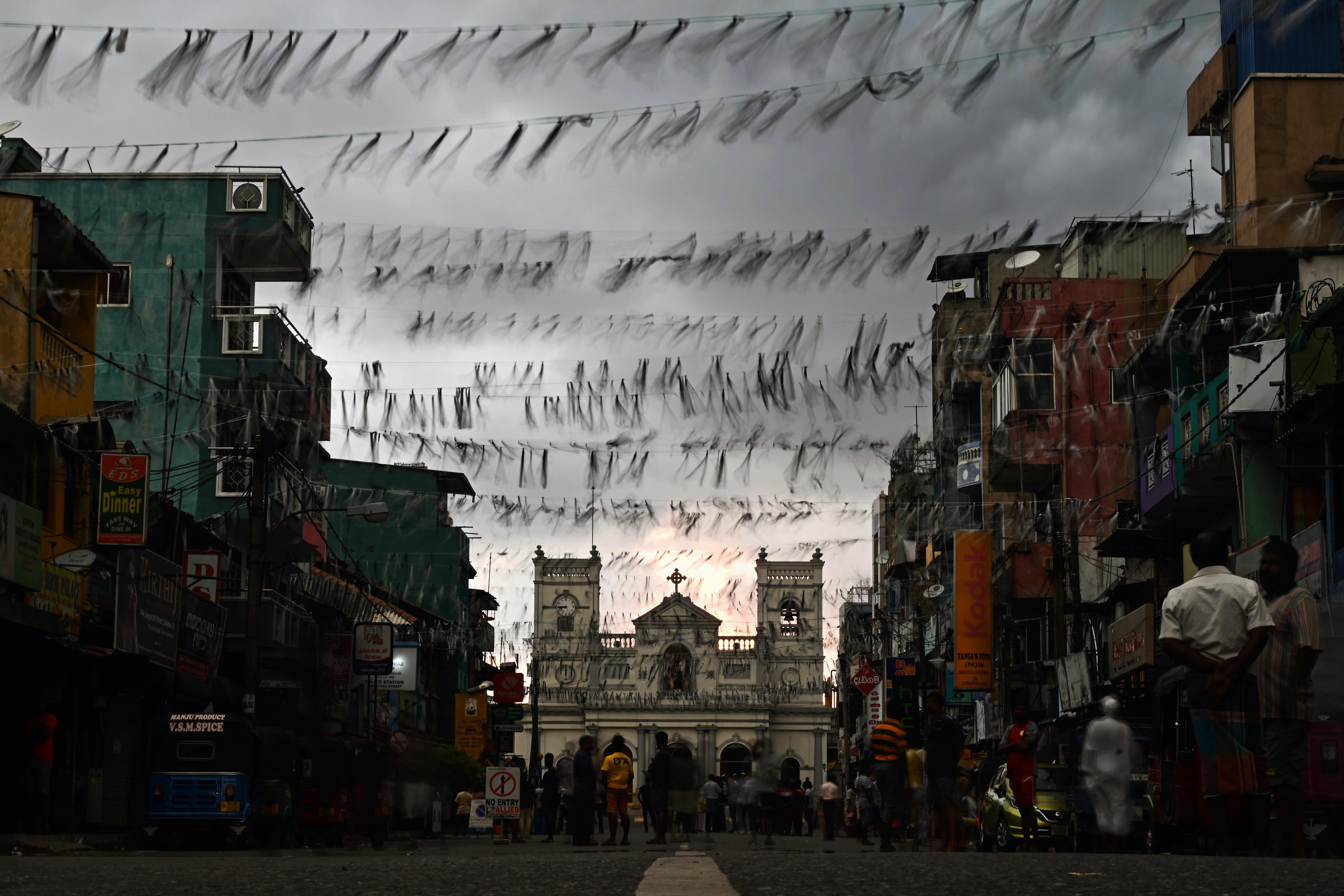 Warga Sri Lanka berkumpul di Gereja St. Anthony yang jadi salah satu lokasi ledakan bom pada Minggu (21/4).