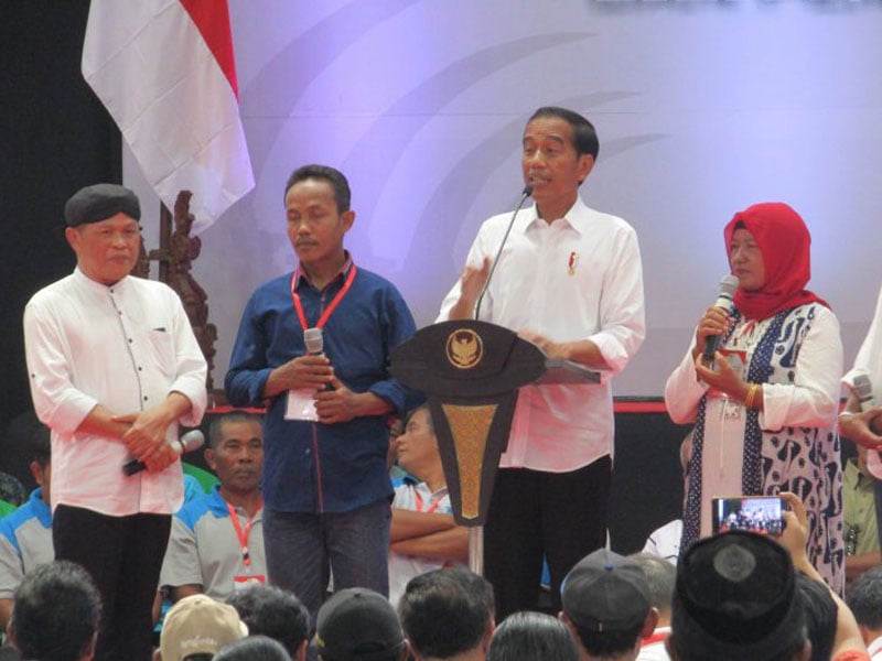Presiden Jokowi ketika berbicara dengan petani, pemilik penggilingan padi, penjual pupuk, dan pelawak Kirun 