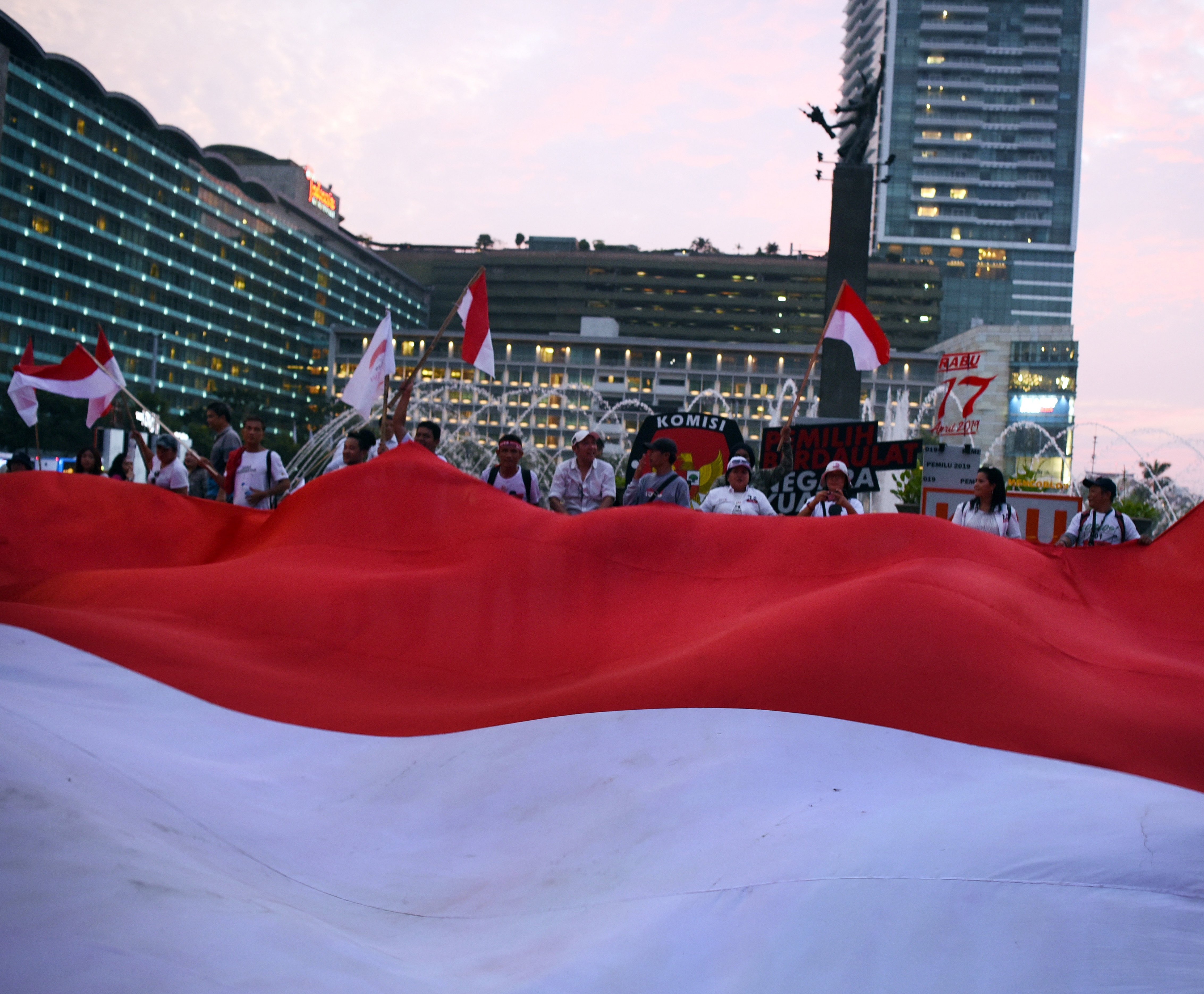 Pendukung Capres 01 merayakan kemenangan versi hitung cepat