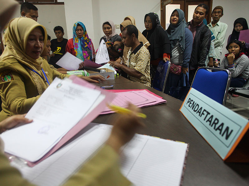 SISTEM ZONASI PPDB SOLO: Sejumlah siswa didampingi wali siswa mengantre untuk mendaftar Sekolah Menengah Pertama di kantor Dinas Pendidikan.