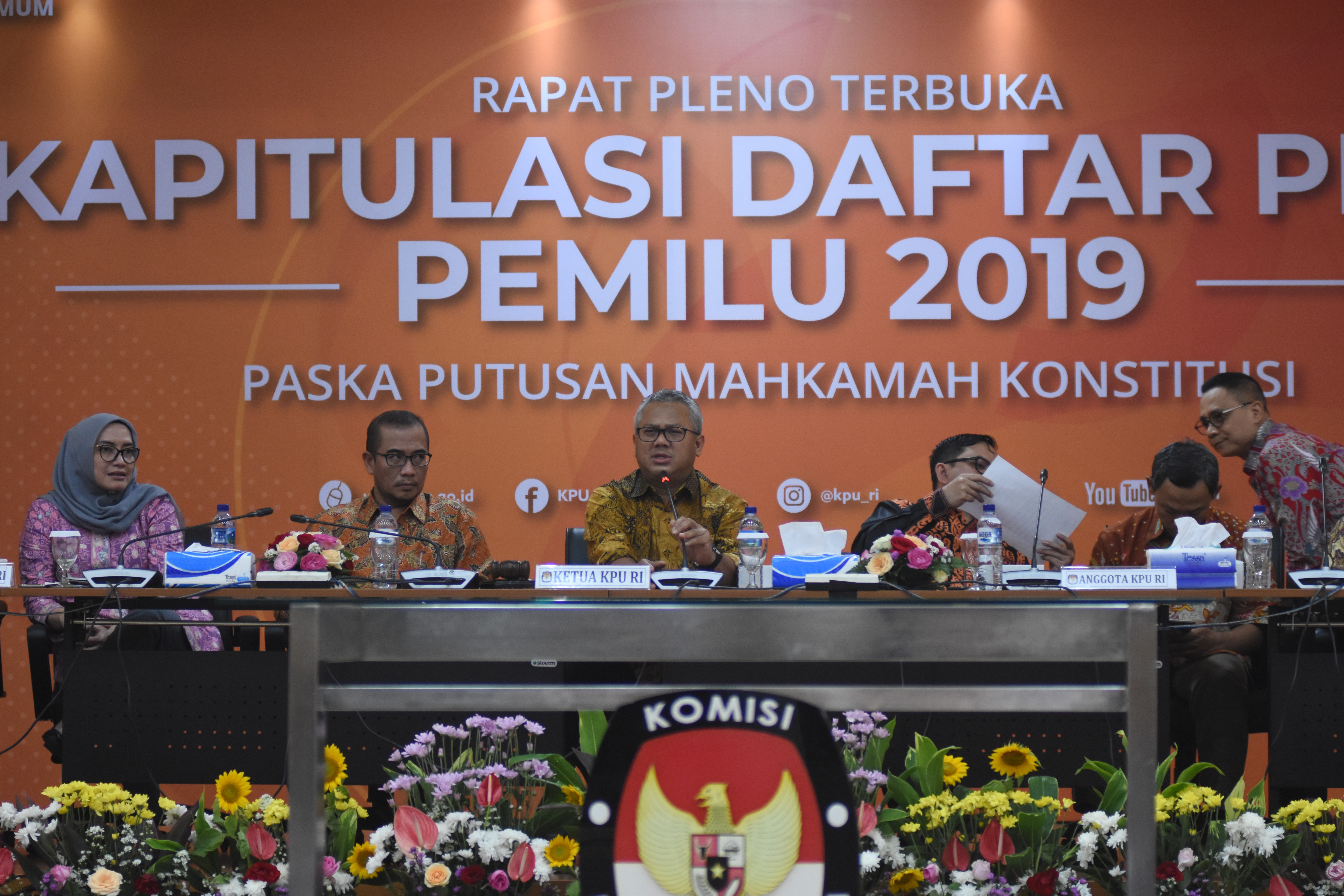Rapat Pleno Terbuka Rekapitulasi Daftar Pemilih Pemilu 2019 Paskaputusan Mahkamah Konstitusi di Gedung KPU, Jakarta, Senin (8/4).
