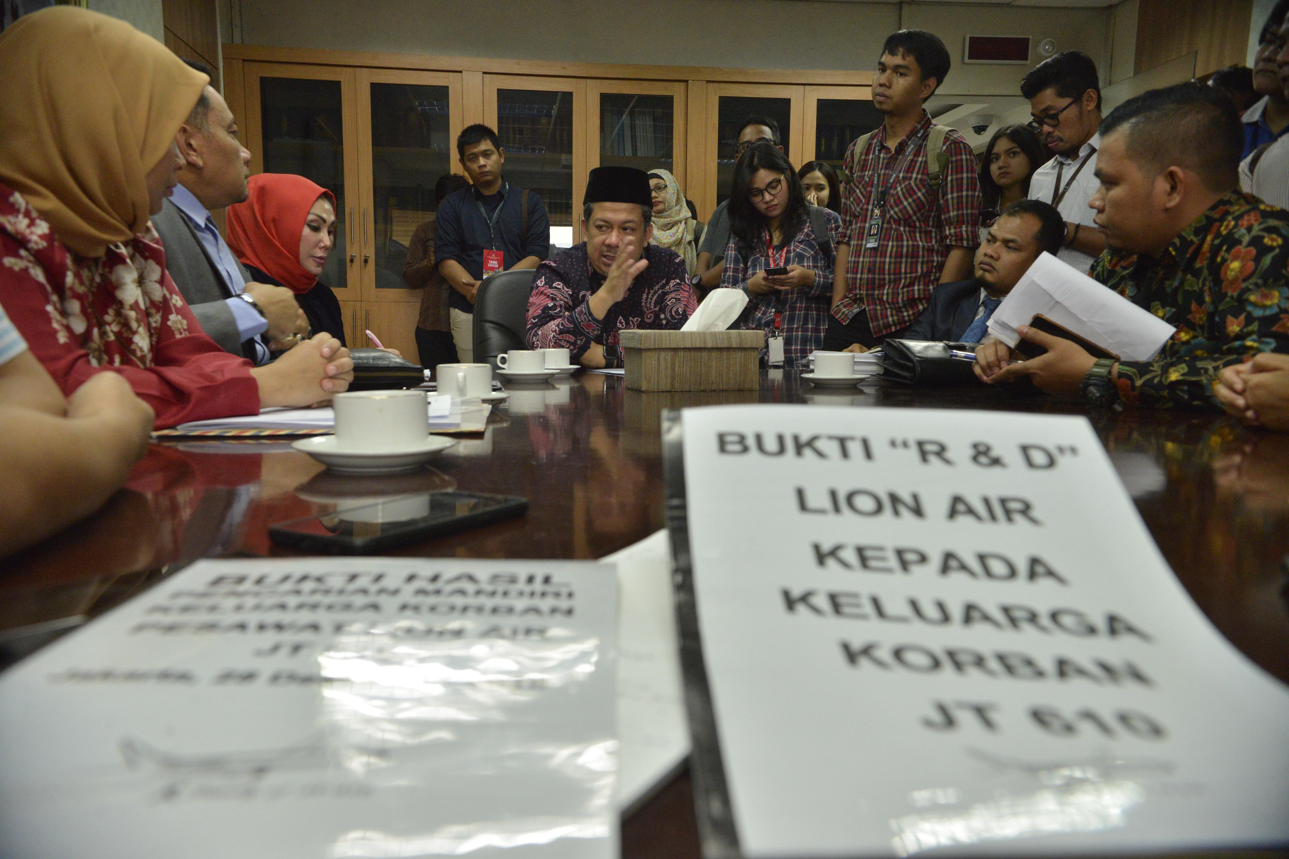 Keluarga korban Lion Air JT 610 sat beraudiensi dengan wakil ketua DPR Fahri Hamzah di Jakarta, Januari silam