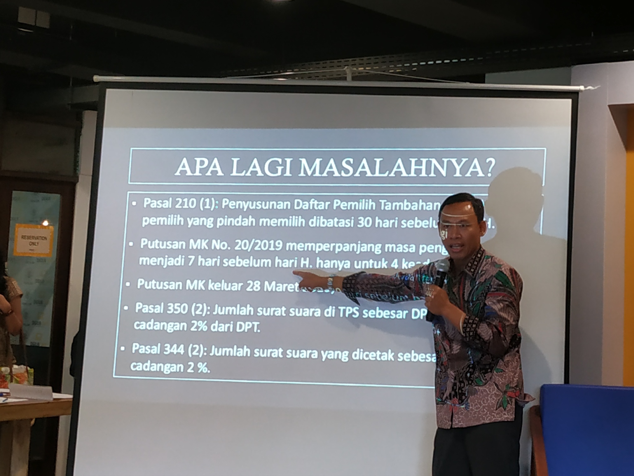  Pramono Ubaid Tanthowi Menyampaikan Materi dalam Sarasehan Refleksi Pemilu 2019 di Digilib Fisipol UGM