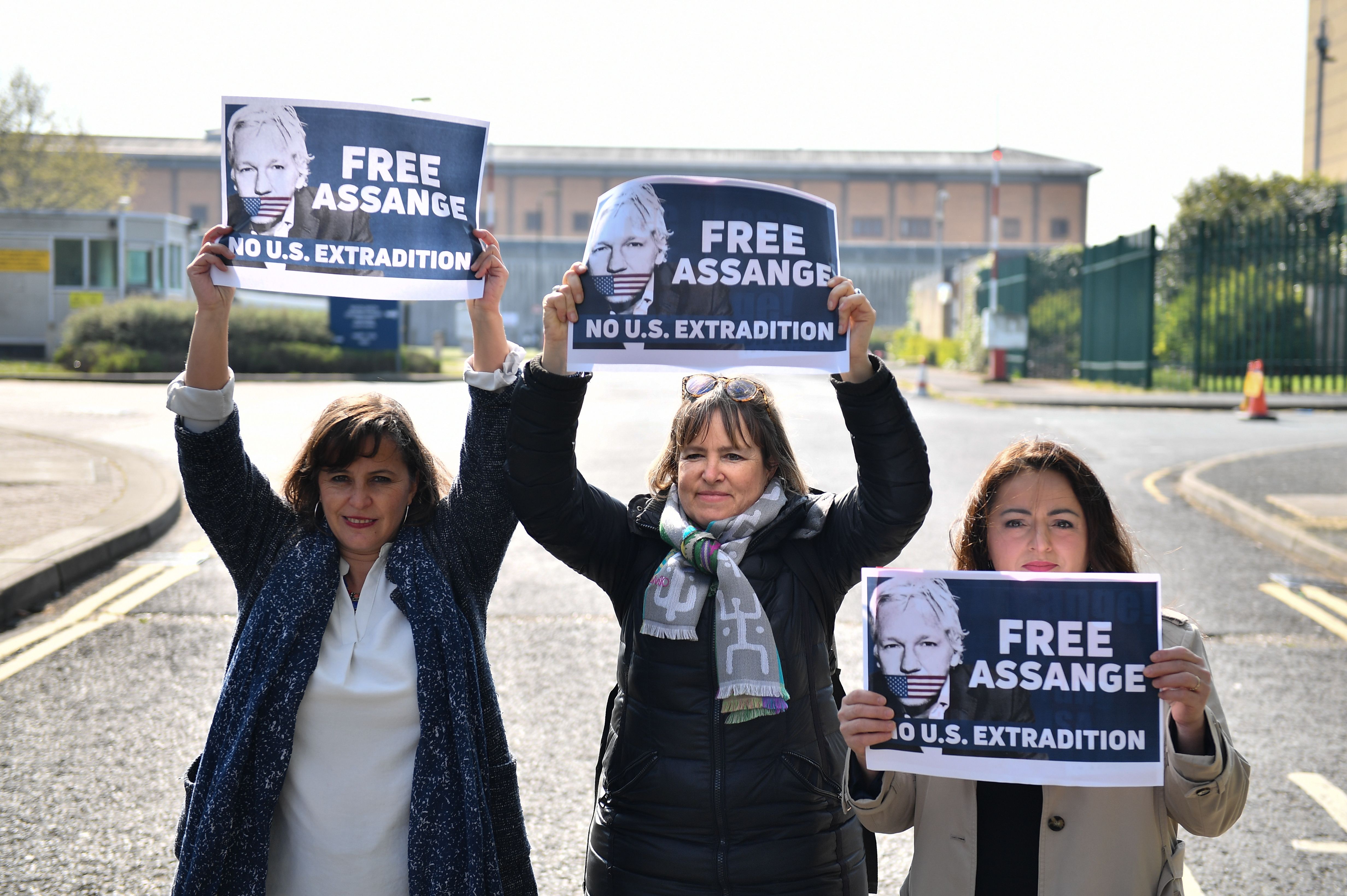 Demonstran menuntut agar pendiri Wikileaks Julian Assange dibebaskan.