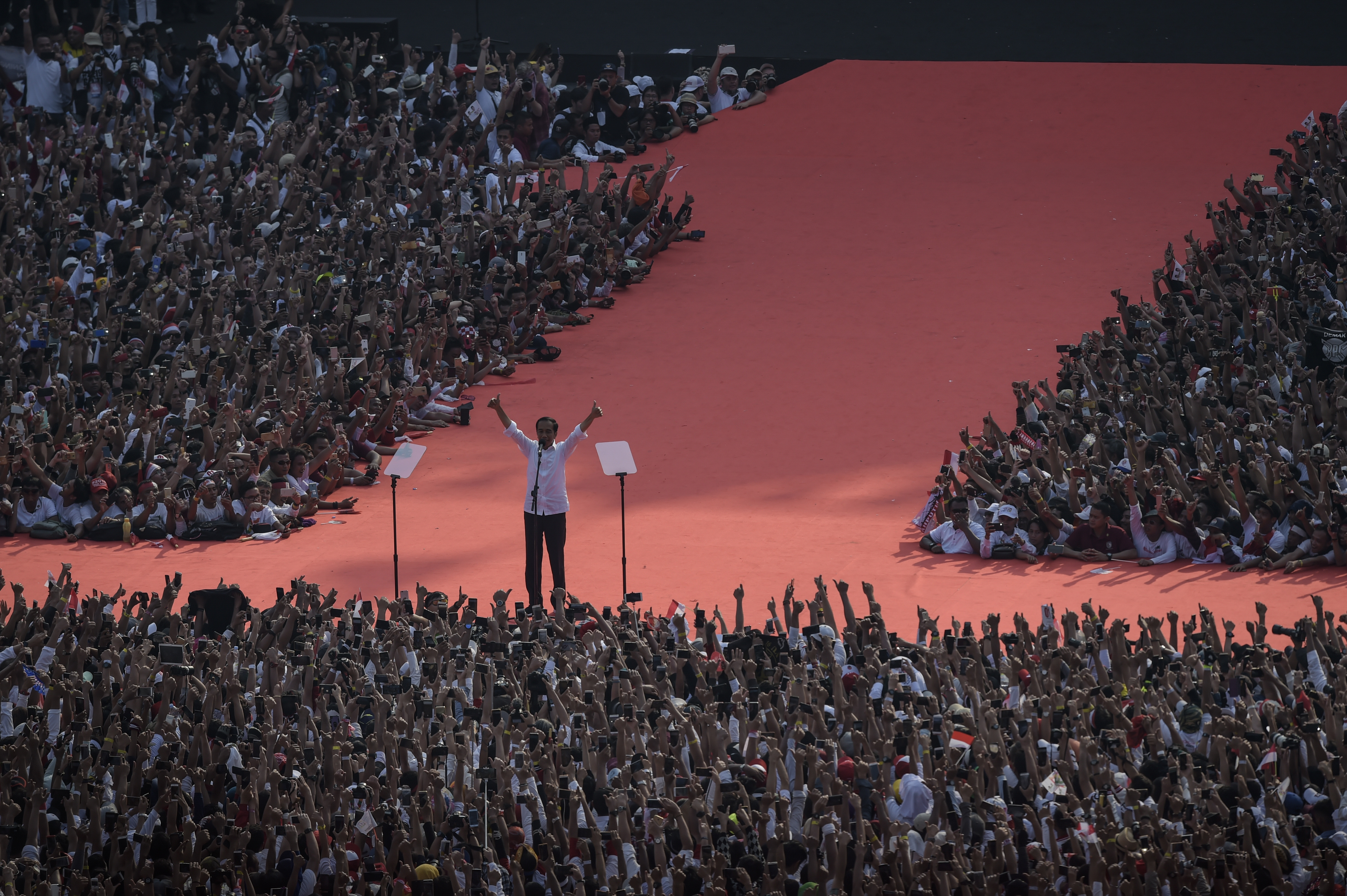 Calon Presiden Nomor urut 01 Joko Widodo (Jokowi) menyapa para pendukung saat mengikuti Konser Putih Bersatu di Jakarta, hari ini.