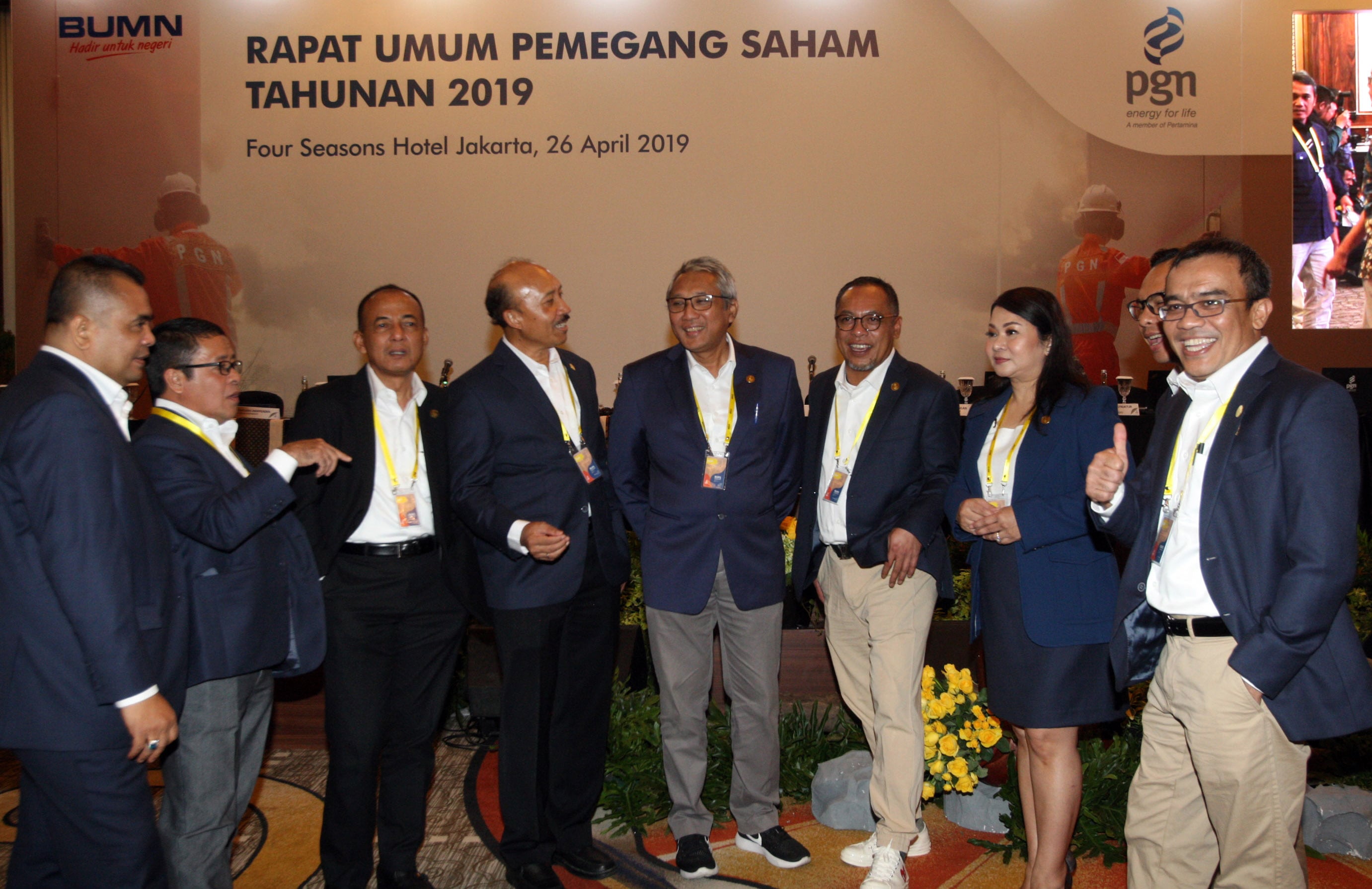 Direktur PT Perusahaan Gas Negara (PGN) Gigih Prakoso (tengah) didampingi Komisaris Utama Ign Wiratmaja Puja (keempat kiri)