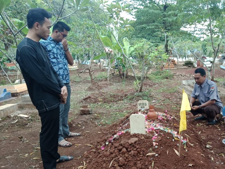 Ketua KPU Karawang Miftah Farid berziarah ke makam anggota KPPS Yaya yang meninggal dunia seusai penghitungan suara.