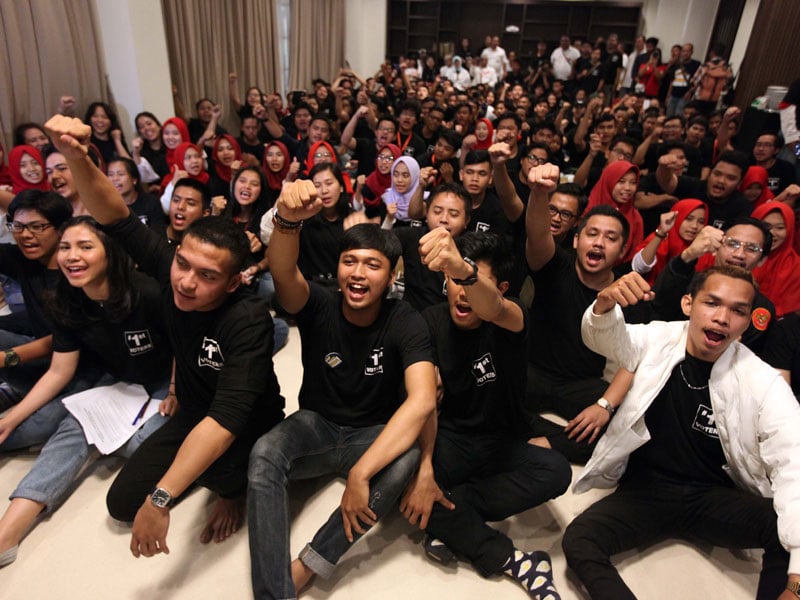 Puluhan anggota komunitas 1st Voters atau Pemilih Pemula meneriakkan yel-yel ketika acara deklarasi dukungan di Jakarta, Rabu (3/4).
