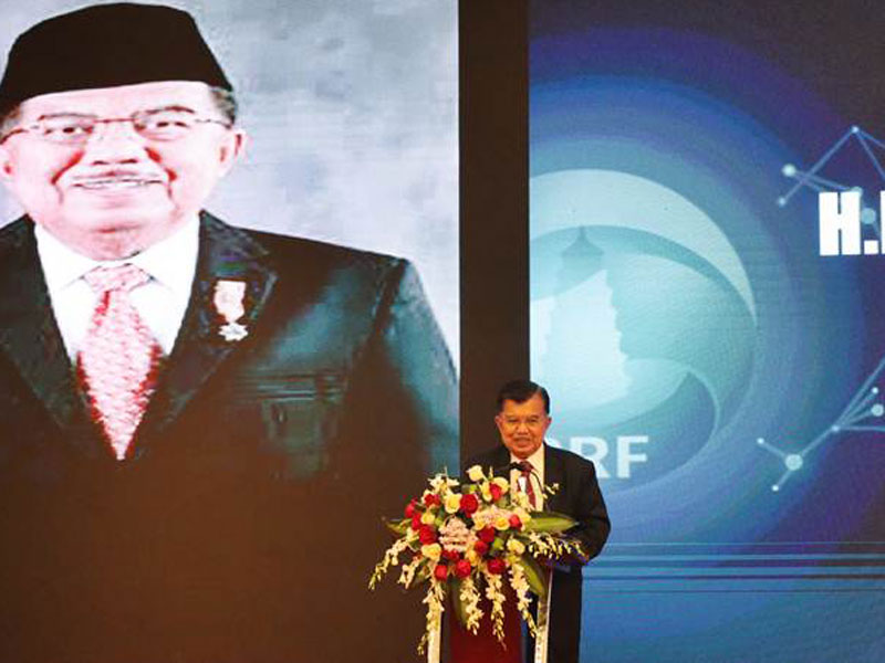Wakil Presiden Jusuf Kalla berpidato di depan peserta Forum Bisnis Indonesia-China di Beijing, China, Jumat (25/4/2019). 