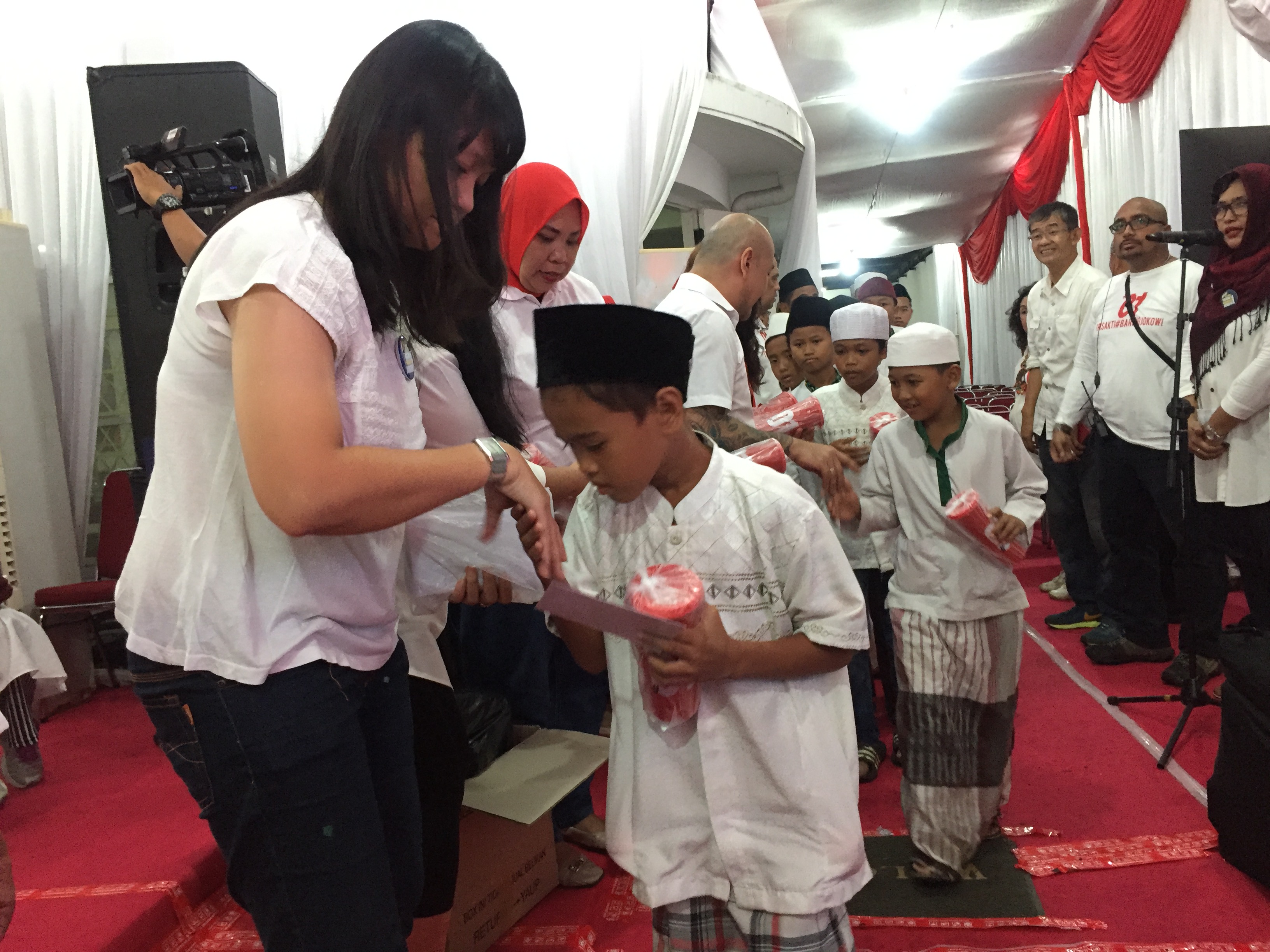 Relawan Alumni Trisakti untuk Jokowi gelar syukuran atas kemenangan paslon 01 bersama anak yatim piatu.