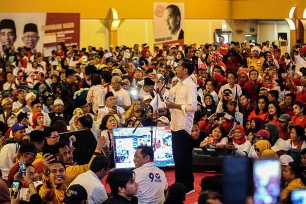 Calon presiden nomor urut 01 Joko Widodo menyampaikan orasi politiknya dalam kampanye terbuka di Hotel Bumi Wiyata, Depok, Jawa Barat, Kamis