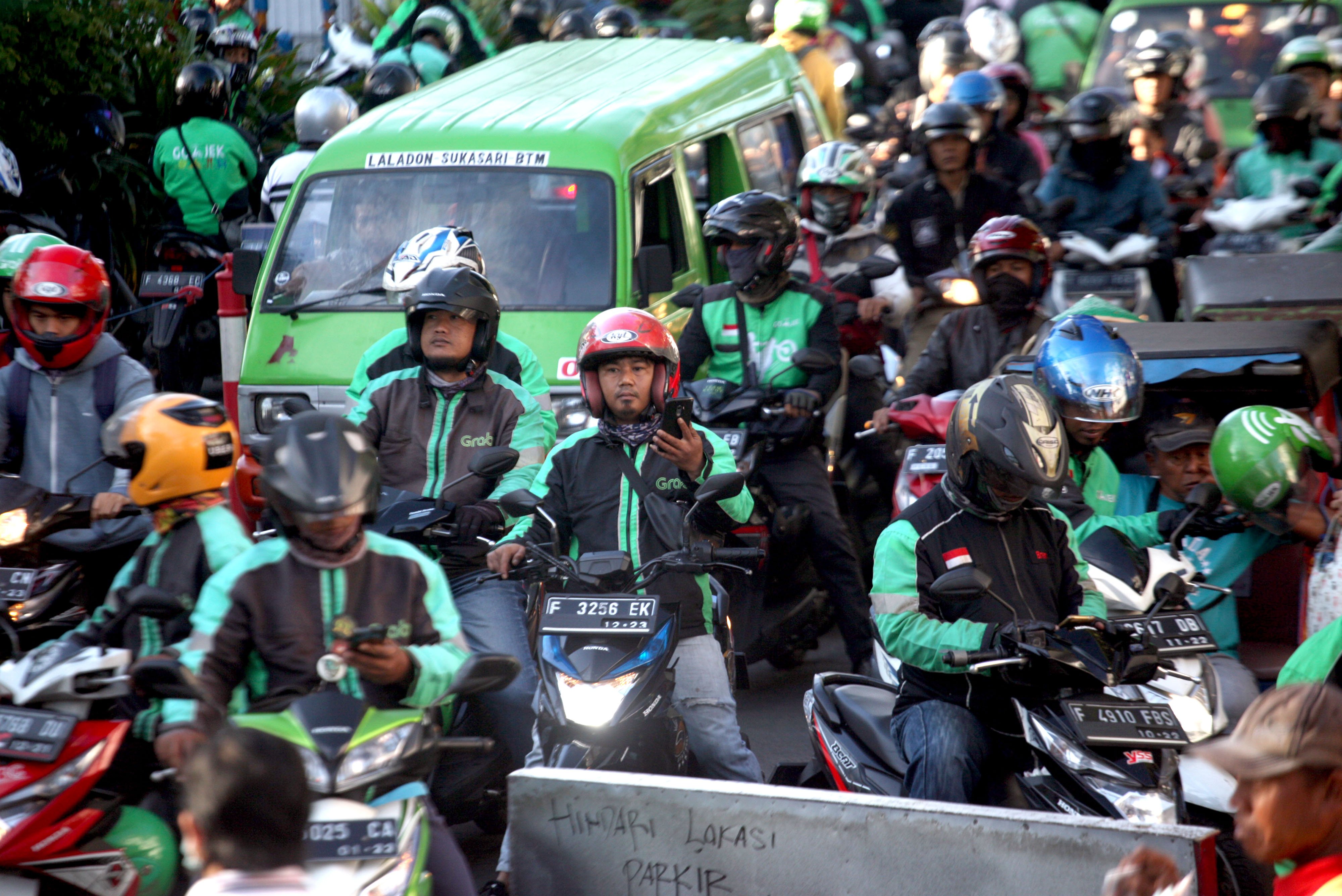 Pengemudi ojek online (ojol) menunggu penumpang di kawasan Paledang, Kota Bogor