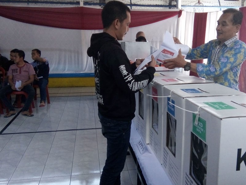 Napi sedang memasukan surat suara kedalam kotak suara