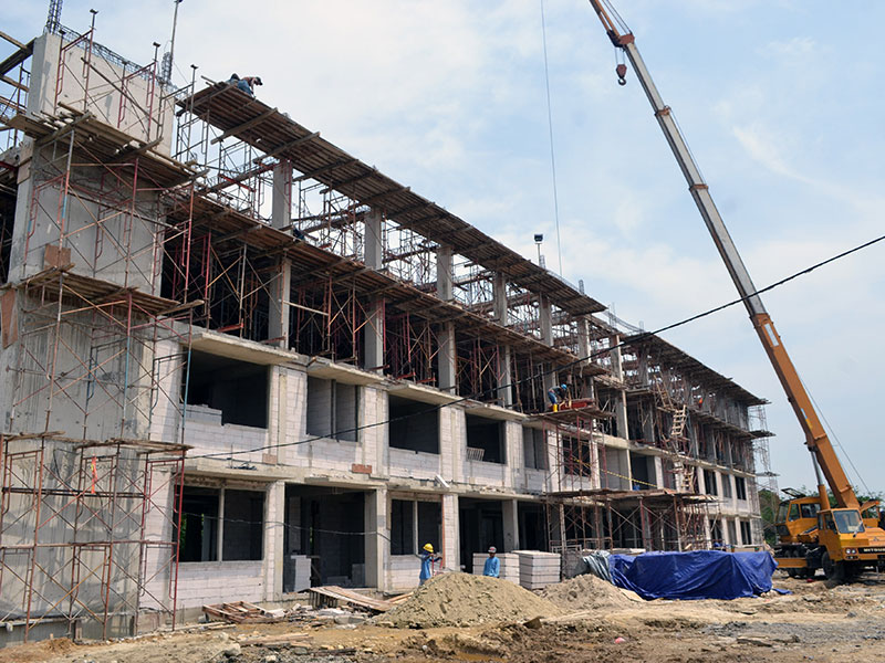 PEMBANGUNAN RUSUN UNTUK WARGA PRASEJAHTERA: Pekerja menyelesaikan proyek pembangunan rumah susun (rusun) untuk warga prasejahtera