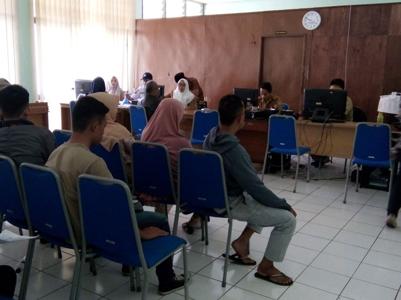 Warga mengantre untuk melakukan perekaman KTP-E