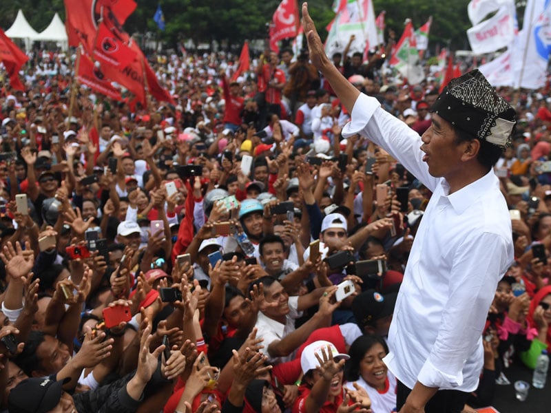 Calon Presiden petahana nomor urut 01 Joko Widodo (kanan) menyapa pendukung saat kampanye terbuka di Banyuwangi, Jawa Timur
