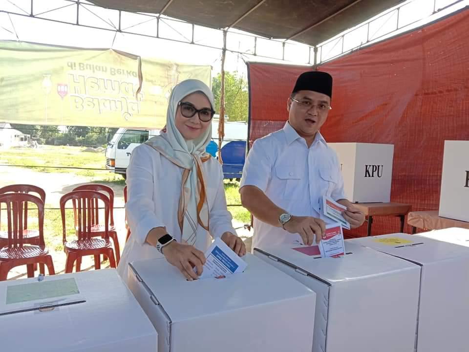 Sebelum melakukan pemantauan Gubernur Babel Erzaldi bersama istrinya mencoblos di TPS 3 desa Beluluk Bangka Tengah