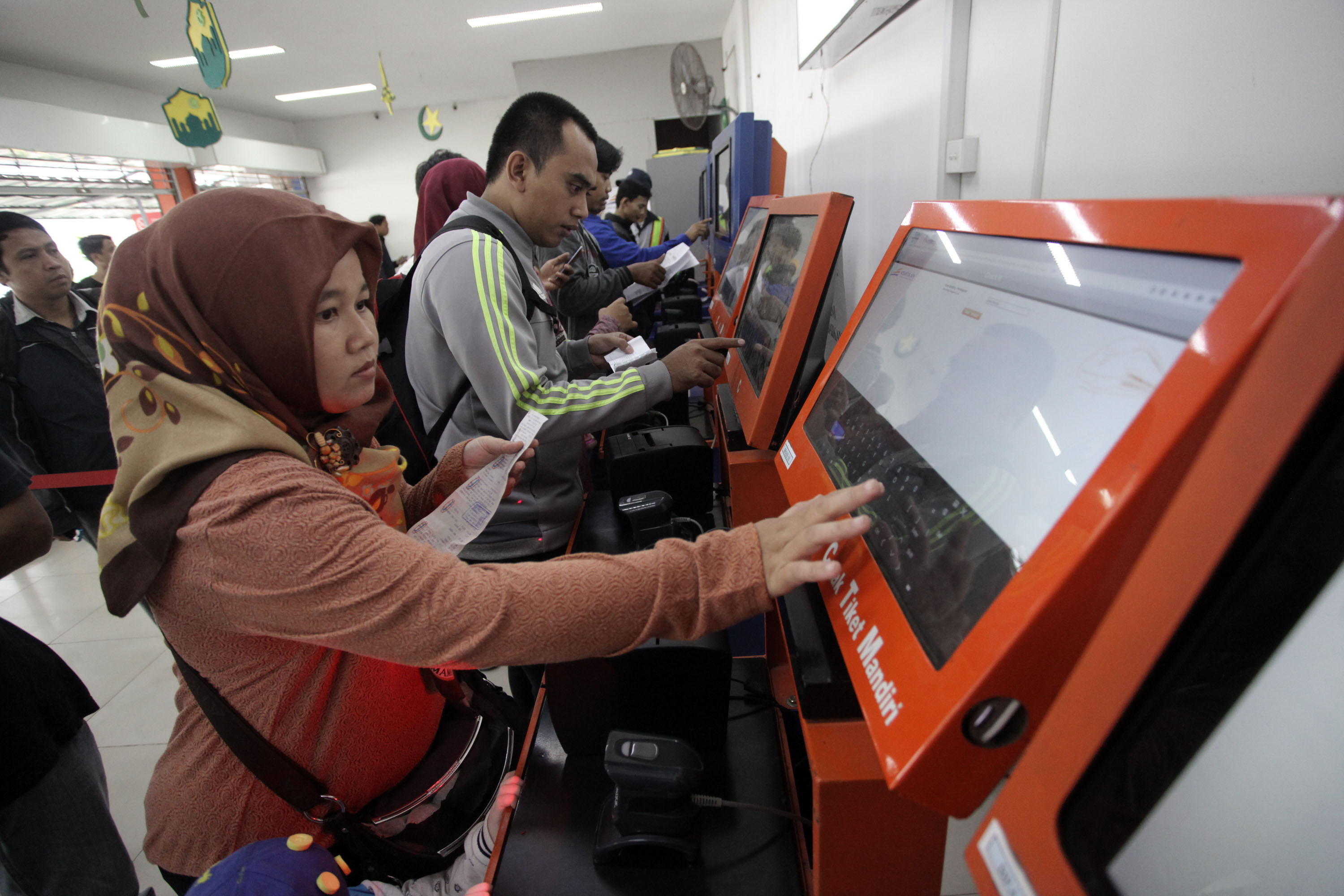 Tiket kereta api tambahan.