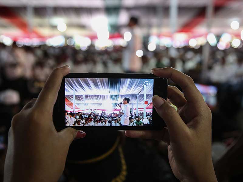 Simpatisan merekam orasi politik calon presiden nomor urut 01 Joko Widodo saat kampanye terbuka di Sentul, Kabupaten Bogor, Jawa Barat