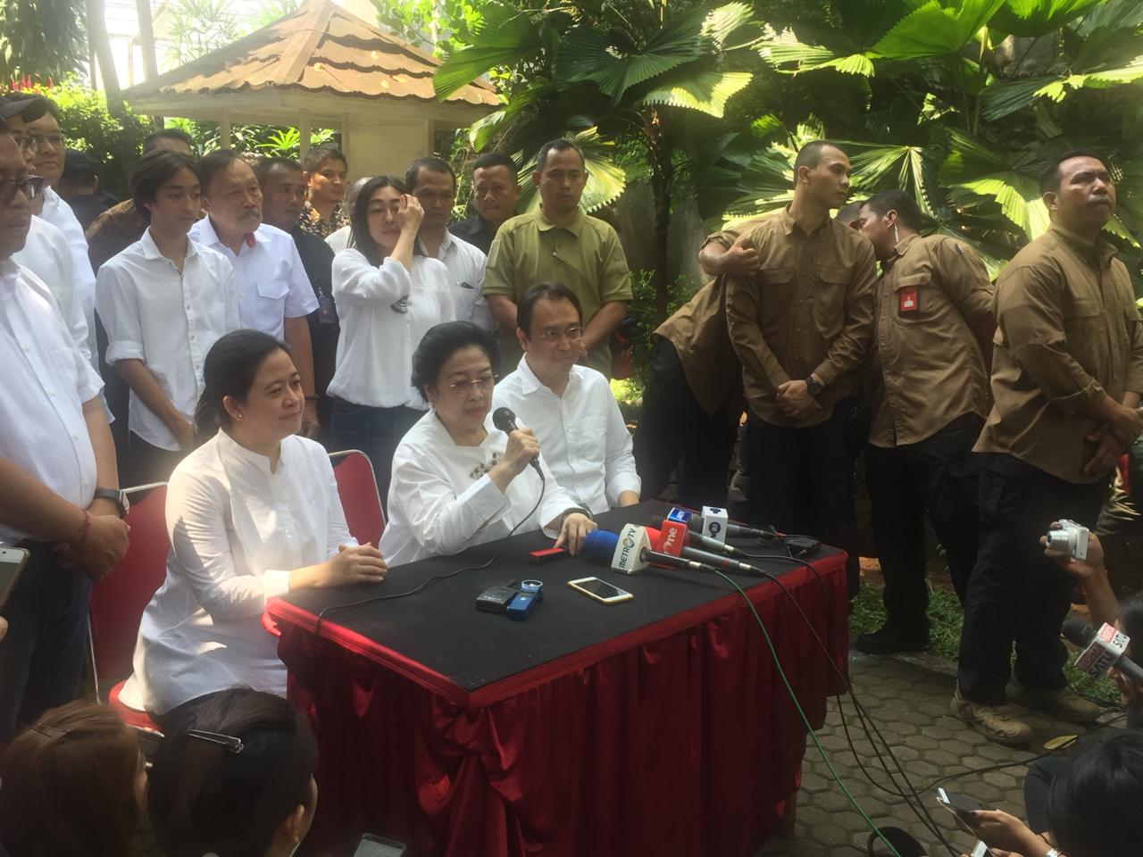 Megawati memberikan keterangan pers usai menggunakan hak suaranya.