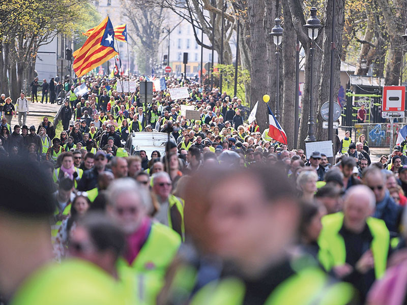ROMPI KUNING: Pengunjuk rasa rompi kuning memdati kawasan Quai de Valmy di Paris, Prancis, Sabtu (6/4).