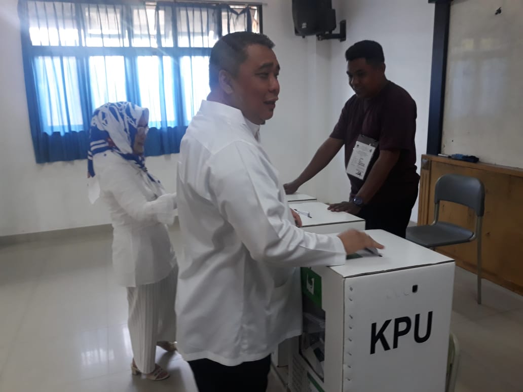 Ahmad M Ali saat menyalurkan suaranya pada hari pencoblosan, Rabu (17/4).