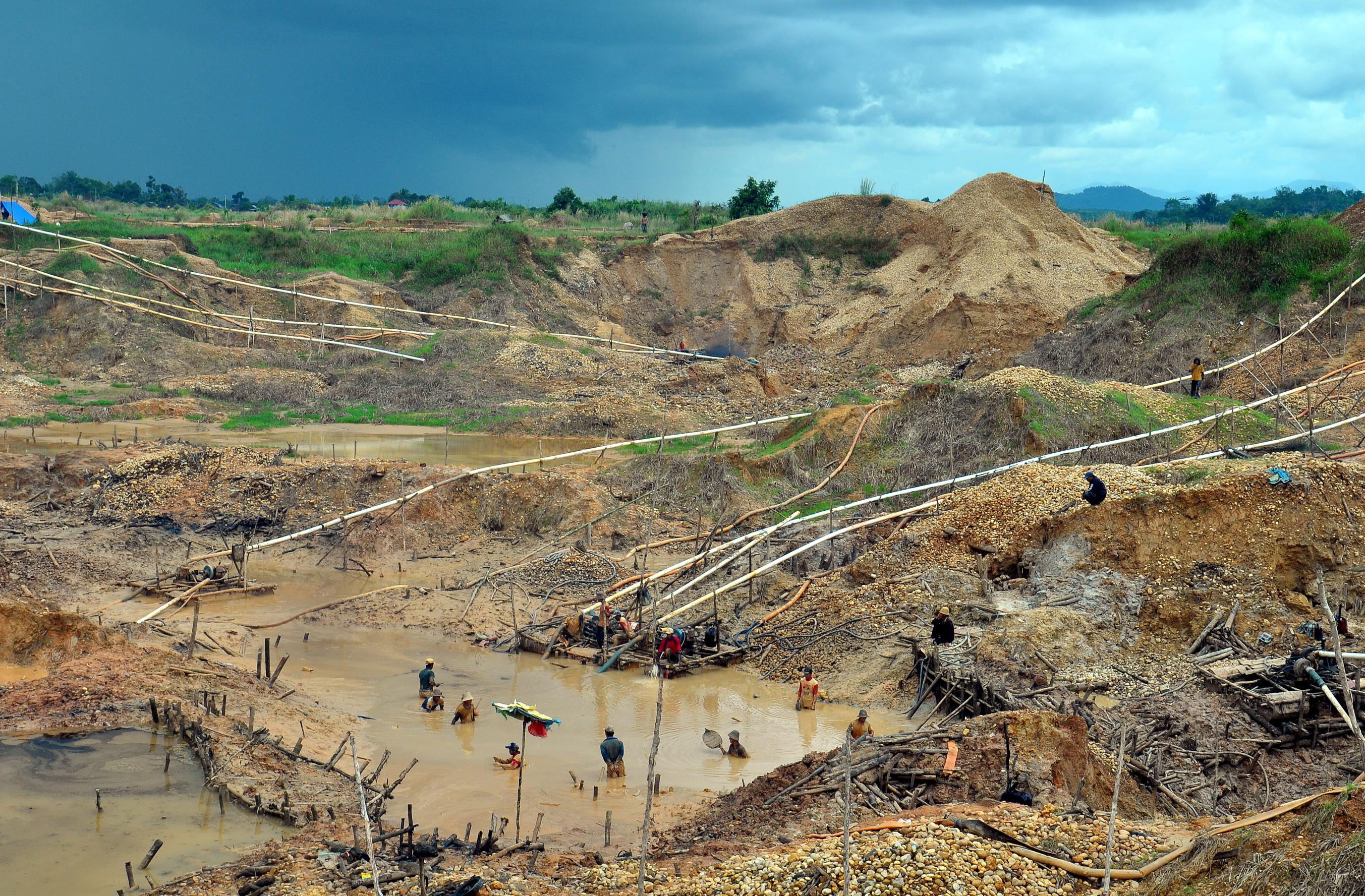 Pertambangan tradisional merusak lingkungan 