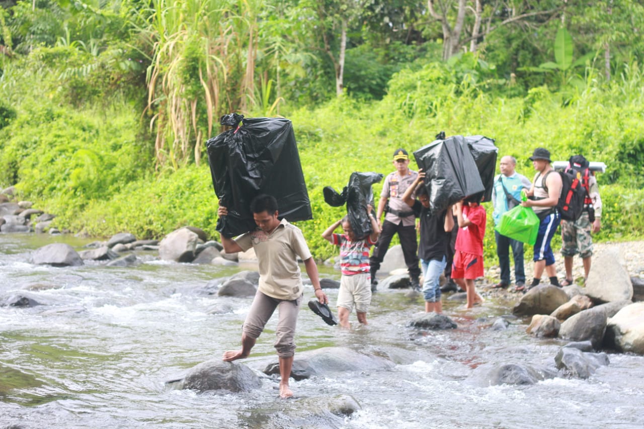 Distribusi logistik untuk Pemilu 2019  di pedalaman 