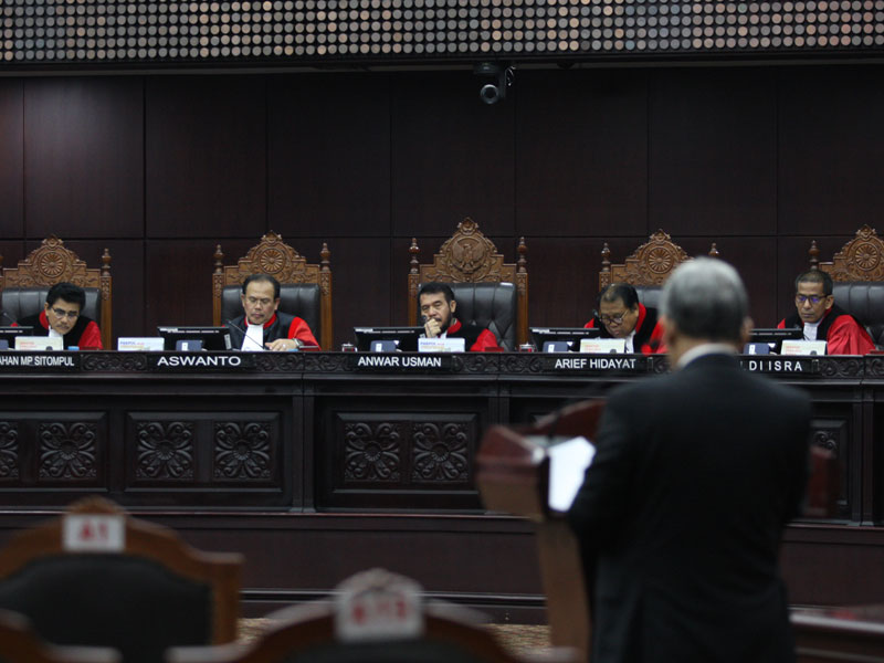 MK melakukan sidang Pengujian UU No. 21 Tahun 2011 tentang Otoritas Jasa Keuangan, di MK, Jakarta.