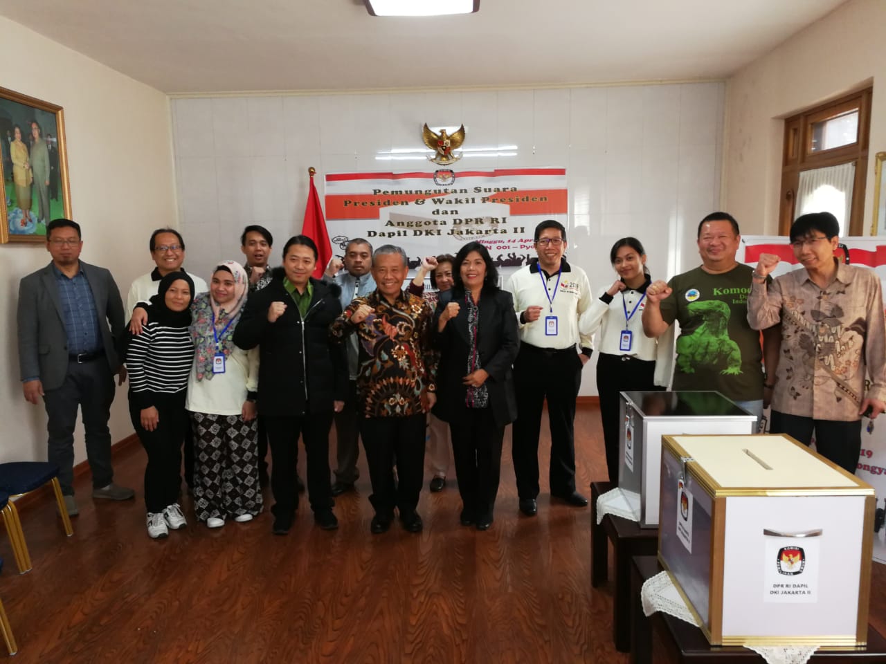 Duta Besar RI untuk Korea Utara dan WNI di Korut melaksanakan pemungutan suara Pemliu 2019 di Pyongyang, Kout, Minggu (14/4)