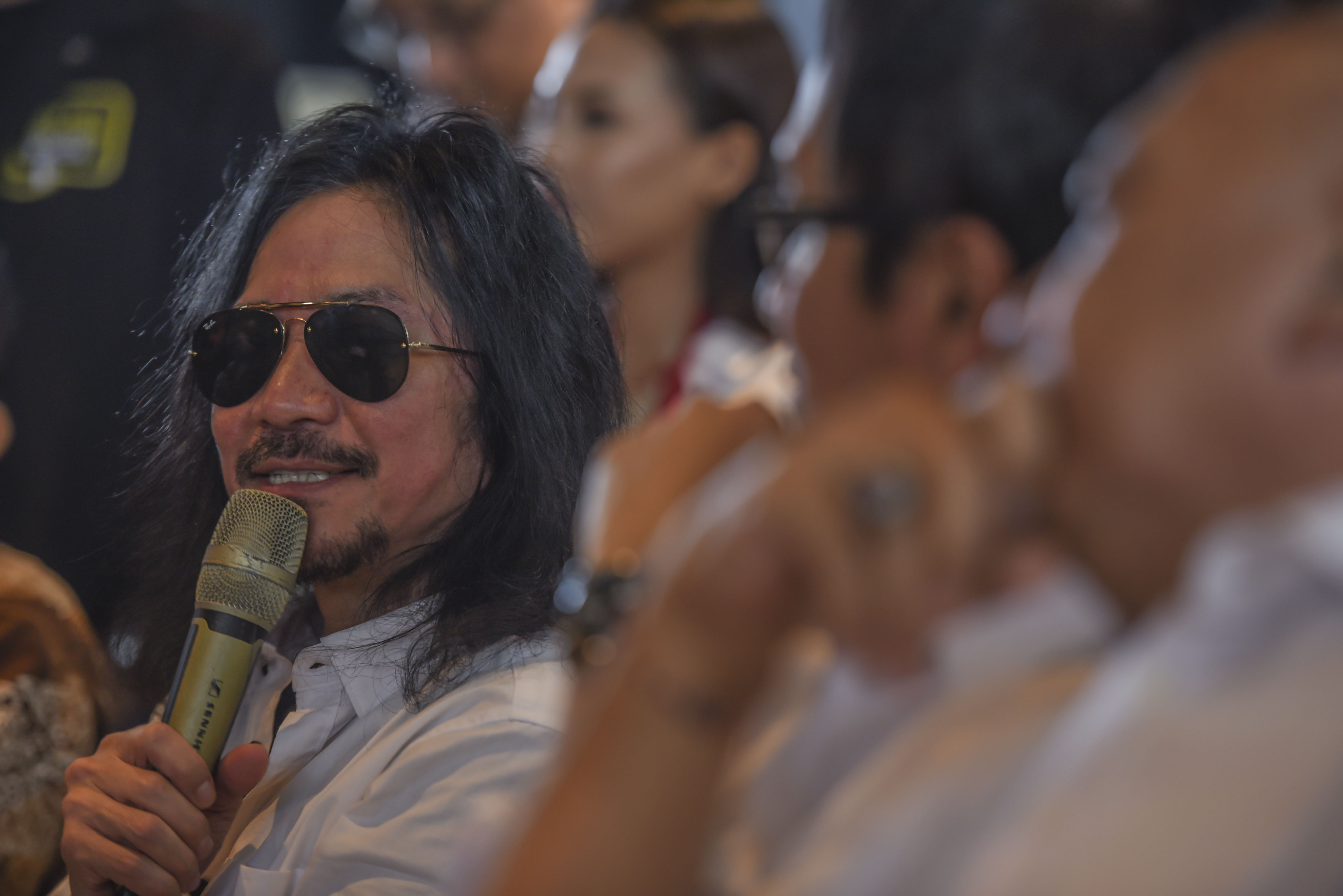 Penggagas Konser Putih Bersatu Abdeee Negara (kiri) memberikan keterangan kepada media jelang Konser Putih Bersatu di Jakarta, Senin (8/4)