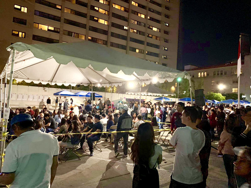 WNI yang mengantre untuk menggunakan hak suara mereka di KJRI Los Angeles.