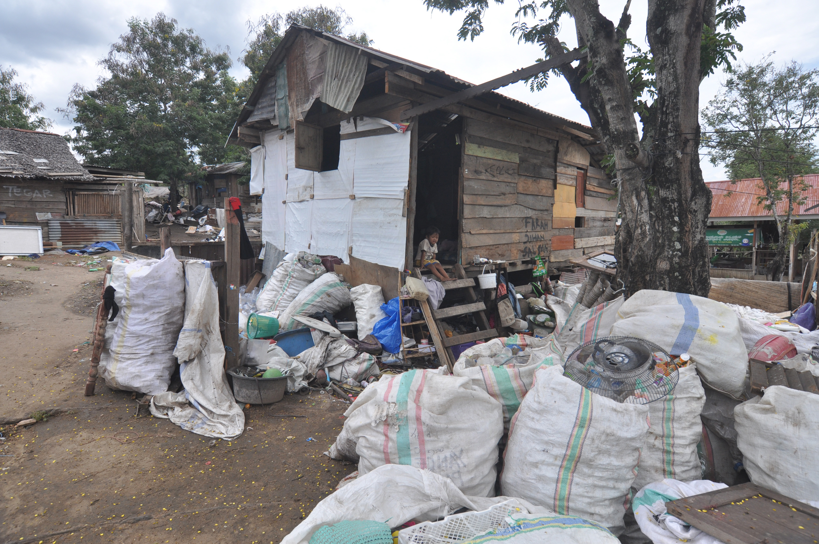  Pemerintah terus berupaya menekan angka kemiskinan di Indonesia melalui sejumlah strategi