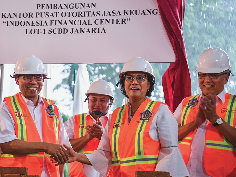 PEMBANGUNAN FINANCIAL CENTER: Ketua Dewan Komisioner OJK Wimboh Santoso (kiri) bersalaman dengan Menteri Keuangan Sri Mulyani 