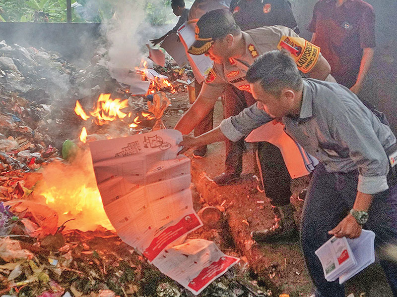PEMUSNAHAN SURAT SUARA: Petugas KPU, Bawaslu, bersama polisi memusnahkan surat suara di Banyumas, Jawa Tengah, kemarin. Sebanyak 26 ribu lem