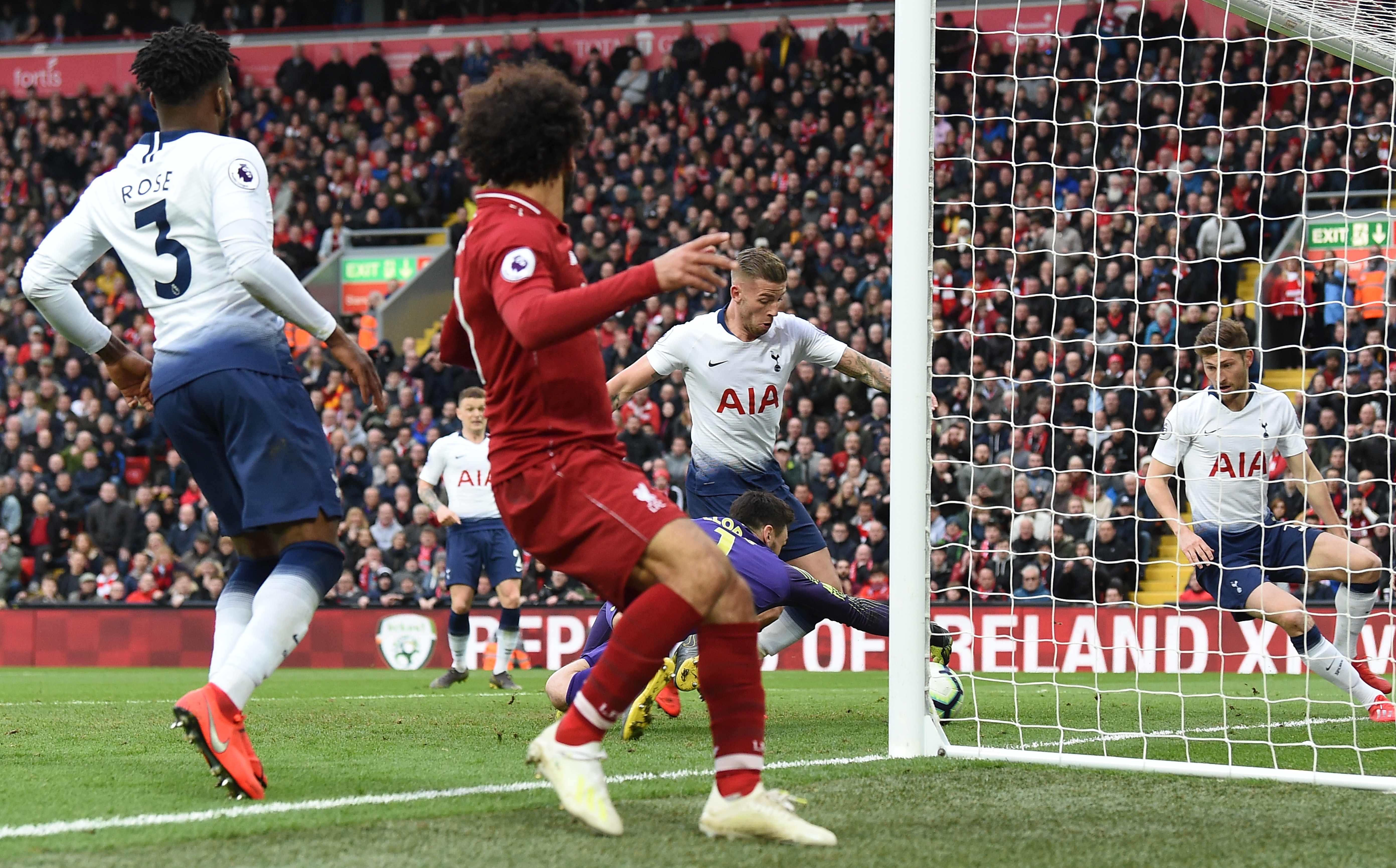 Bek Belgia Tottenham Hotspur, Toby Alderweireld (tengah) mencetak gol bunuh diri di pertandingan antara Liverpool dan Tottenham Hotspur 