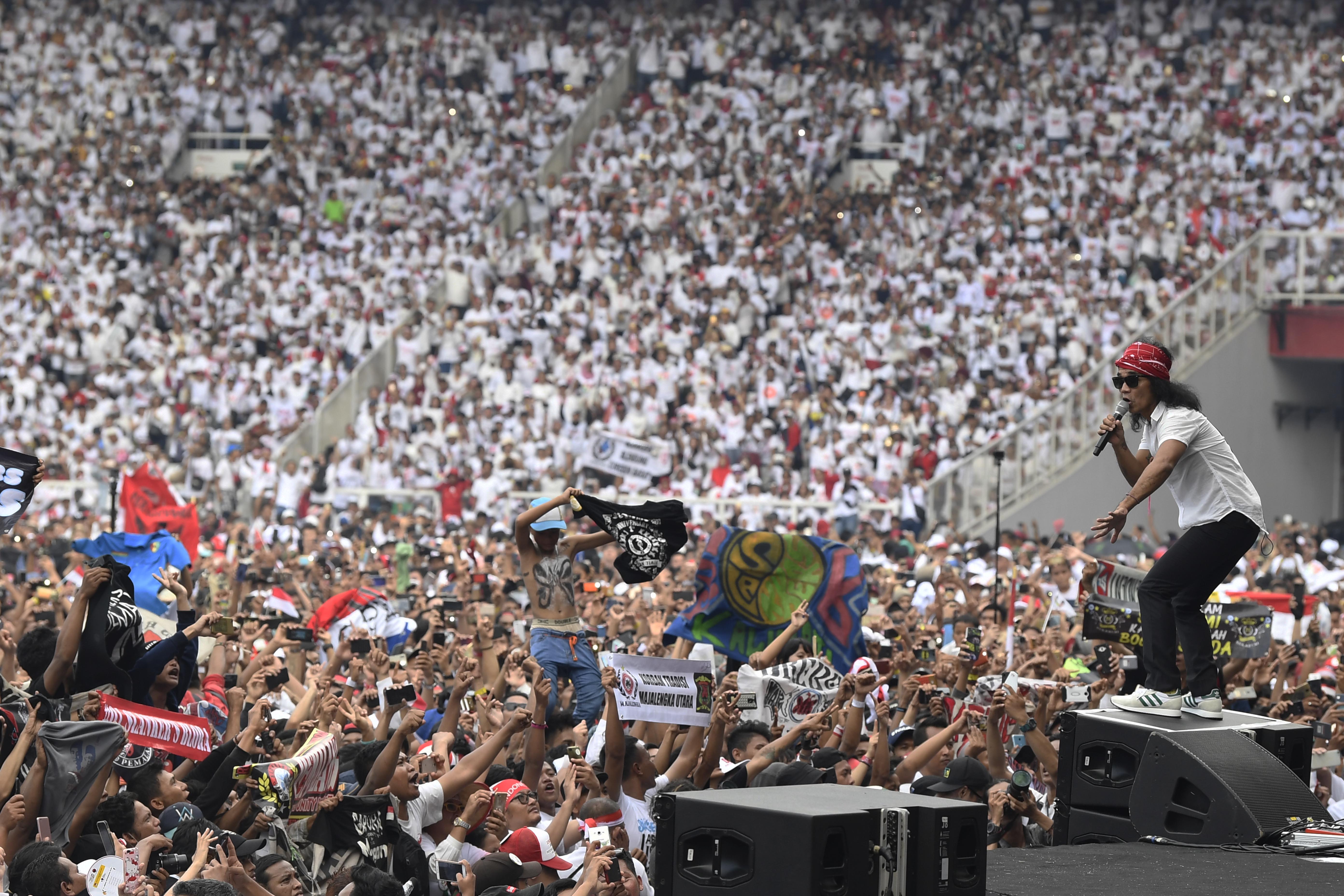 Vokalis Slank, Kaka (kanan) saat Konser Putih Bersatu di Stadion Utama GBK, Jakarta, Sabtu (13/4).