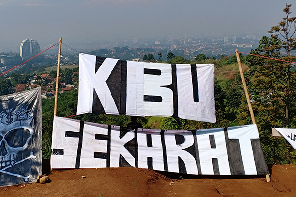 Aktivis lingkungan dari Wahana Lingkungan Hidup (Walhi) Jabar bersama penggiat lingkungan memasang spanduk 'KBU Sekarat' di kawasan Punclut
