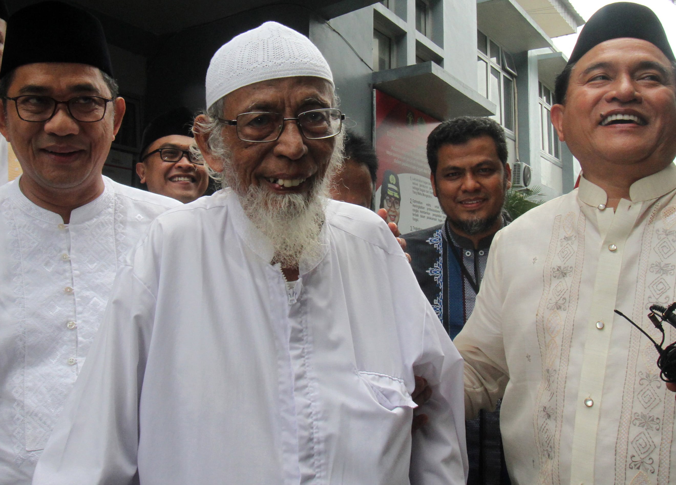 Kuasa hukum capres Joko Widodo dan Ma'ruf Amin, Yusril Ihza Mahendra (kanan) mengunjungi narapidana terorisme Abu Bakar Baasyir (tengah)