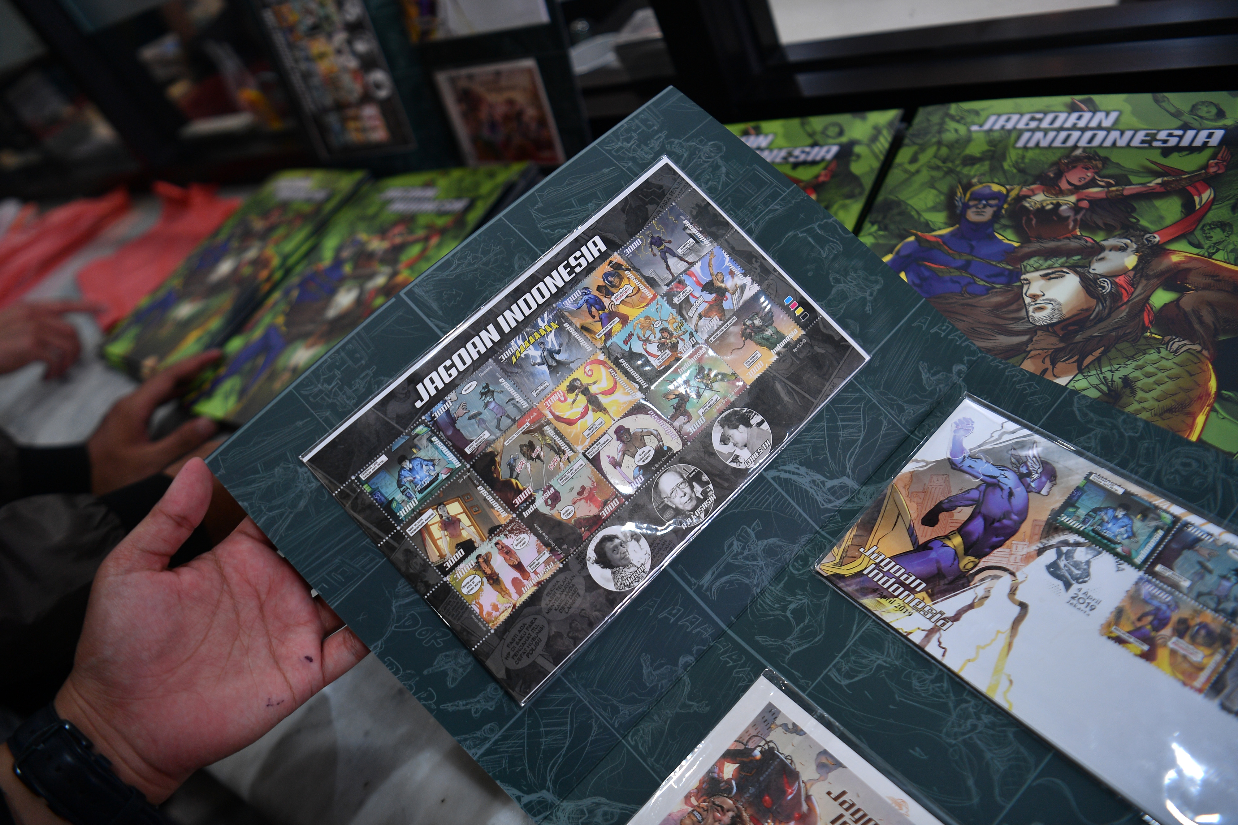 Pengunjung melihat prangko edisi Jagoan Indonesia yang diluncurkan di Gedung Filateli, Jakarta, Kamis (4/4)