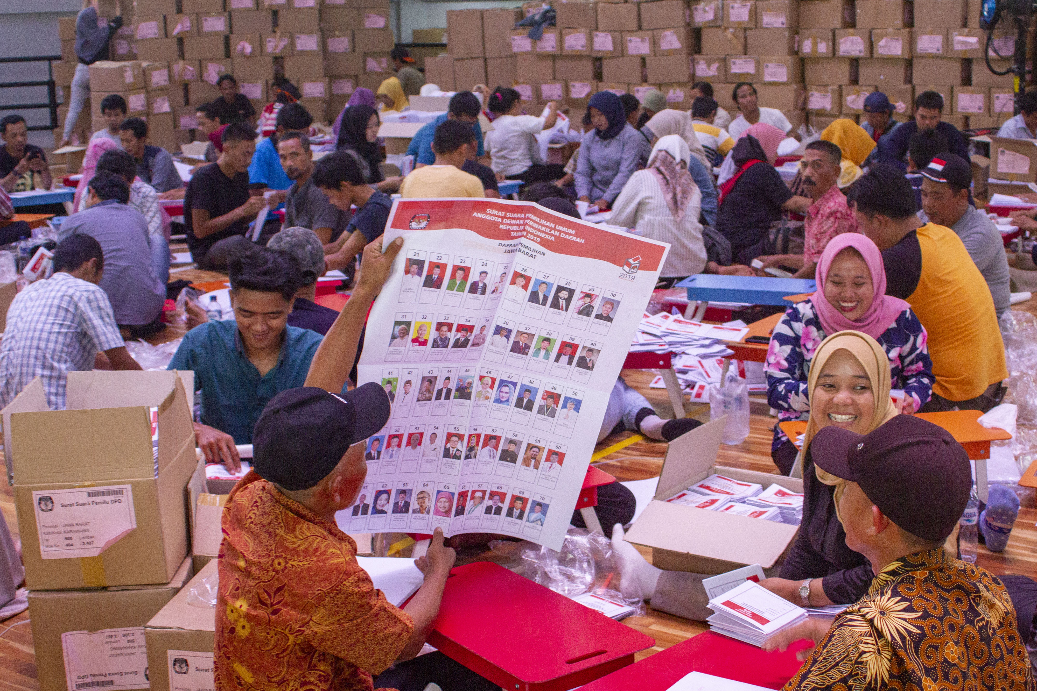 Pelipatan surat suara di Kabupaten Karawang, Jawa Barat. 