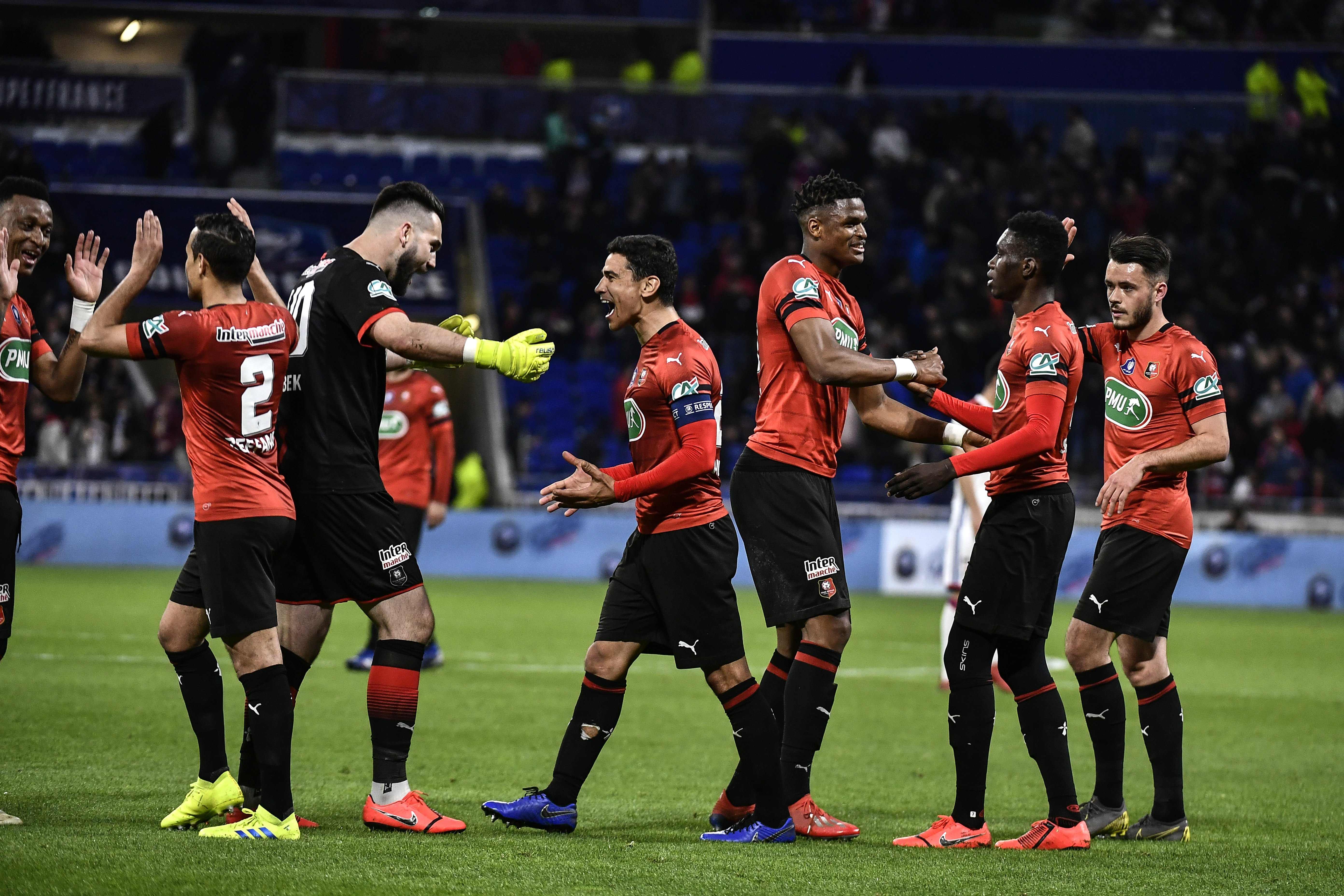 Para pemain Rennes merayakan kemenangan mereka atas Lyon di laga semifinal Coupe de France.