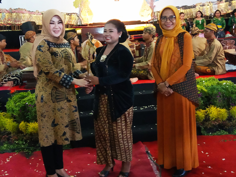 Bupati Sri Mulyani, kiri, menyerahkan tokoh Srikandi kepada dalang Nyi Nia Dwi Raharjo.