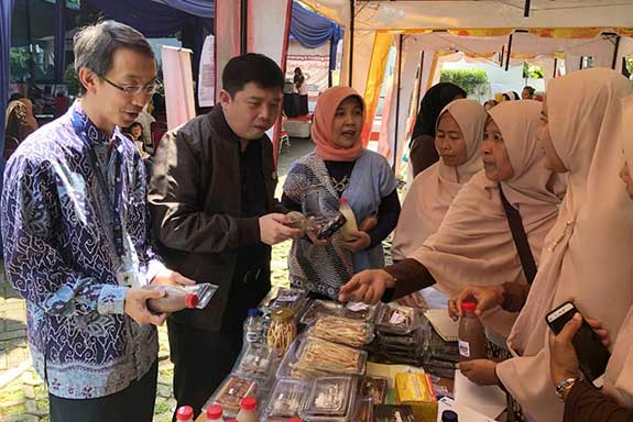  Penghargaan Garudafood Sehati untuk Komunitas Bank Sampah Melati Bersih (BSMB) Anggrek di Kantor Pusat Garudafood, Jakarta, Senin (1/4).
