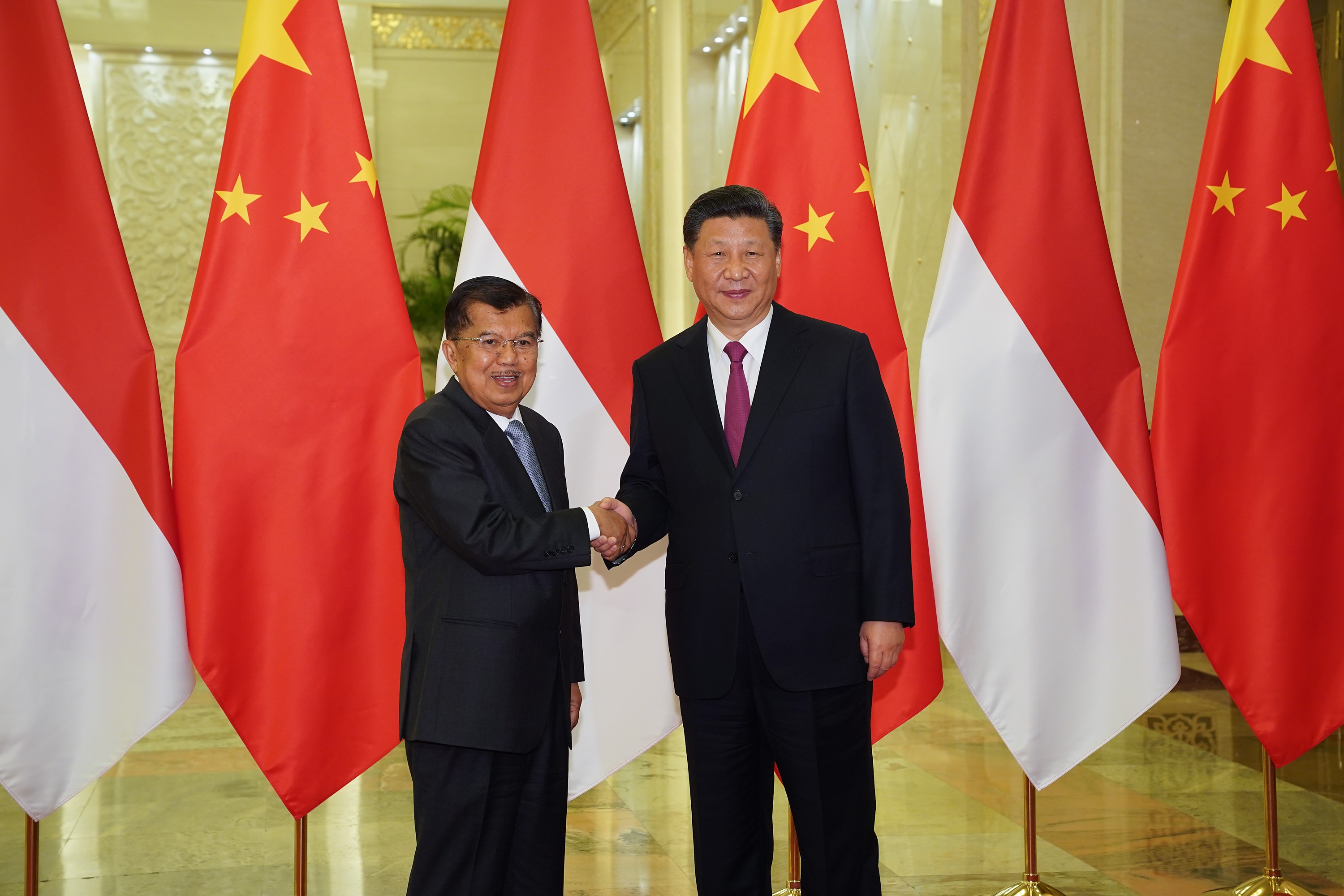 Presiden Tiongkok Xi Jinping (kanan) bersama Wapres Jusuf Kalla.